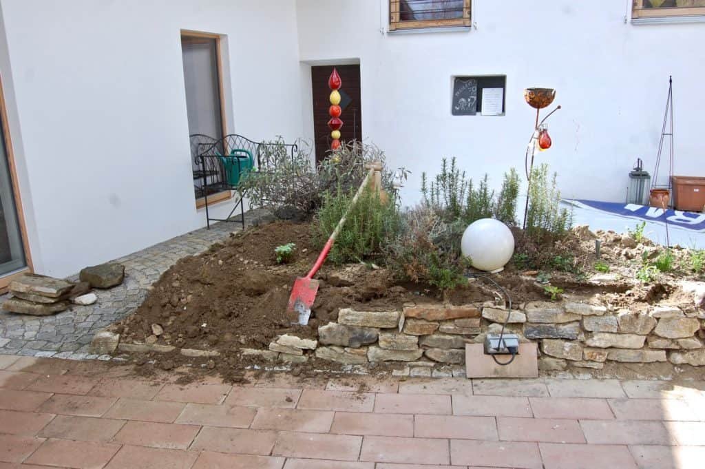 Abbau Naturstein-Kräuterbeet
