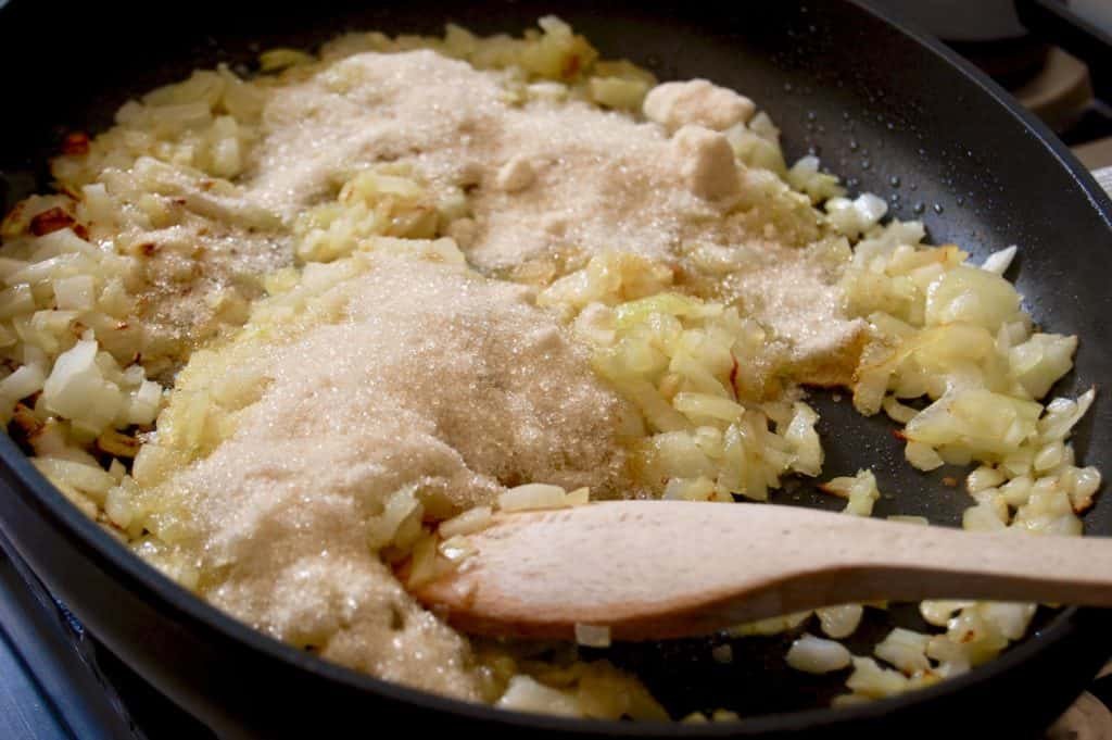 Zwiebel und Knoblauch karamellisieren