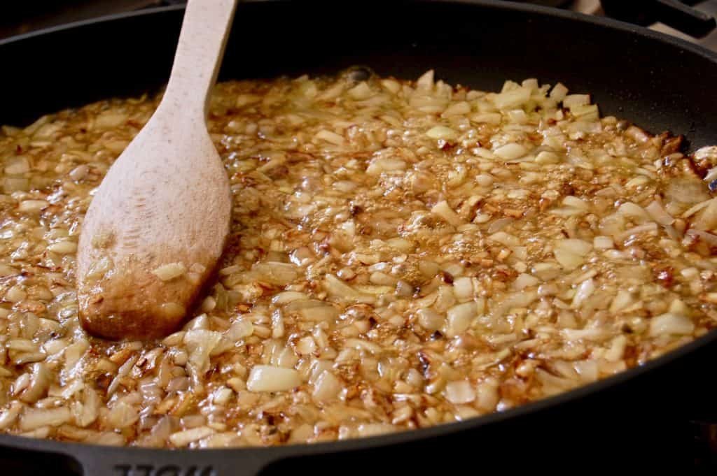 Zwiebel und Knoblauch mit Essig ablöschen