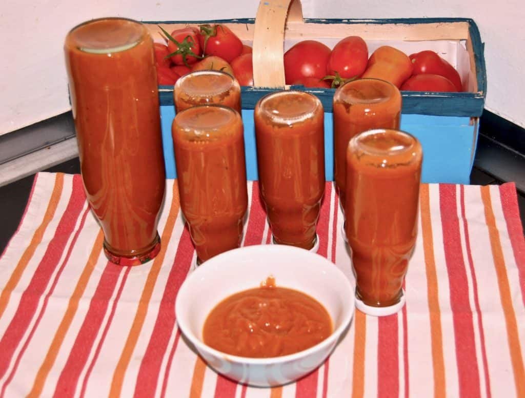 Ketchup-Flaschen machen Kopfstand