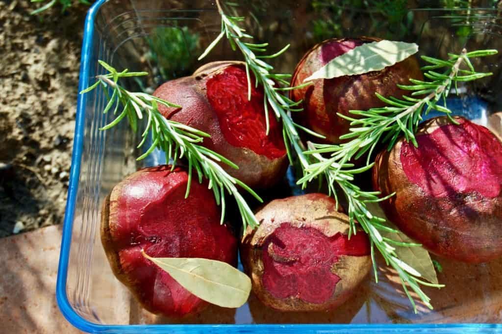 Rote Rüben mit Rosmarin und Lorbeer