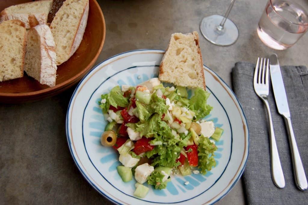 griechischer Bauernsalat mit Weißbrot