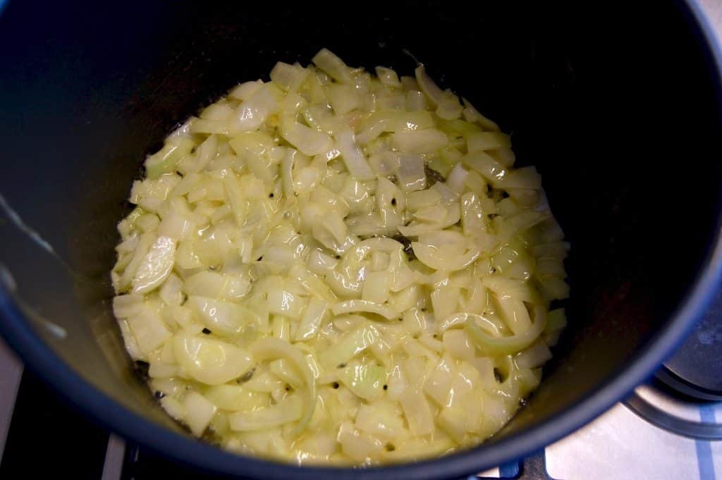 Zwiebel in Butter anschwitzen