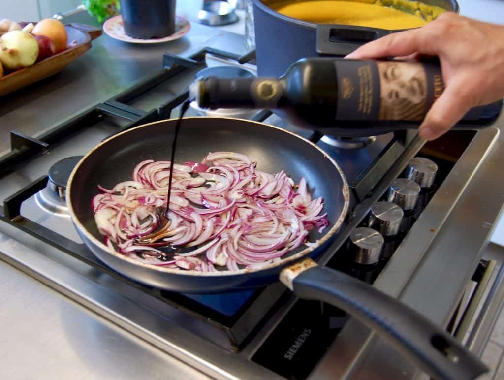 Zwiebel anschwitzen