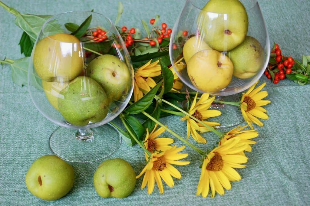 Einfache Herbstdekoration: Quitten-Tischdeko