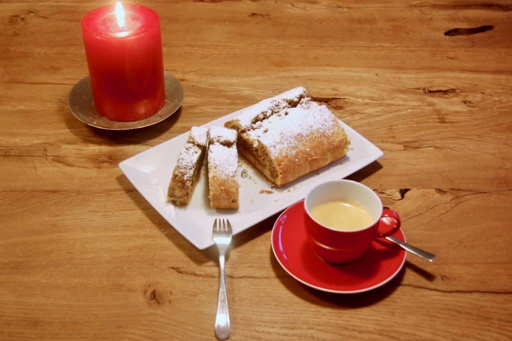fertiger Nussstrudel aus Erdäpfelteig mit Staubzucker