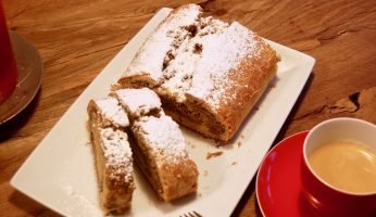 Nussstrudel aus Erdäpfelteig