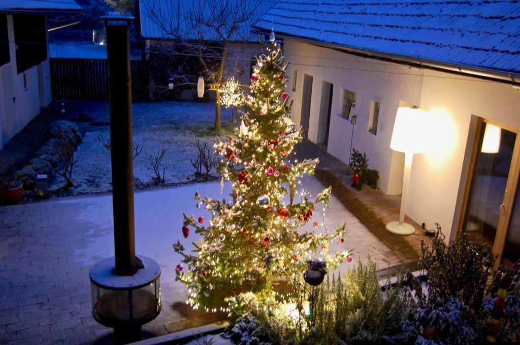 Weihnachtsbaum im Innenhof