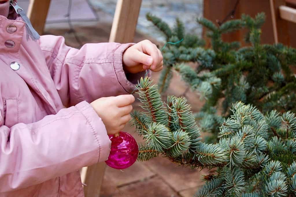 rosa Kugeln auf Kinderhöhe