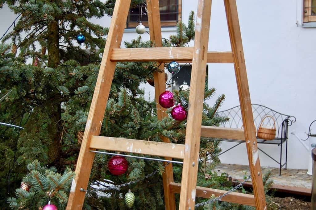 bunte Kugeln am Weihnachtsbaum