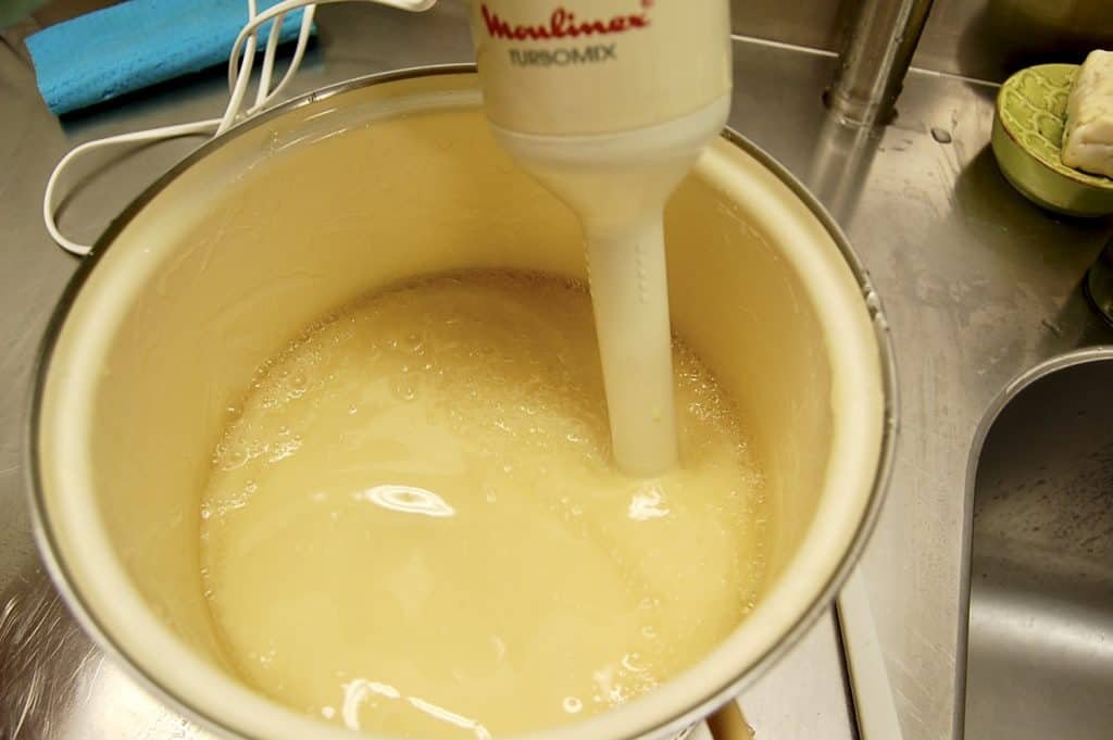 Öl und Natronlauge rühren, bis es aussieht, wie Vanillepudding