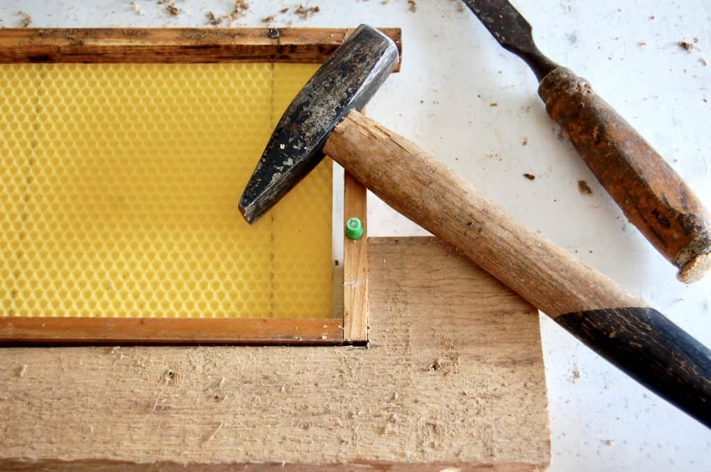 Bienenstock-Mittelwände bereitmachen: Abstandhalter erneuern