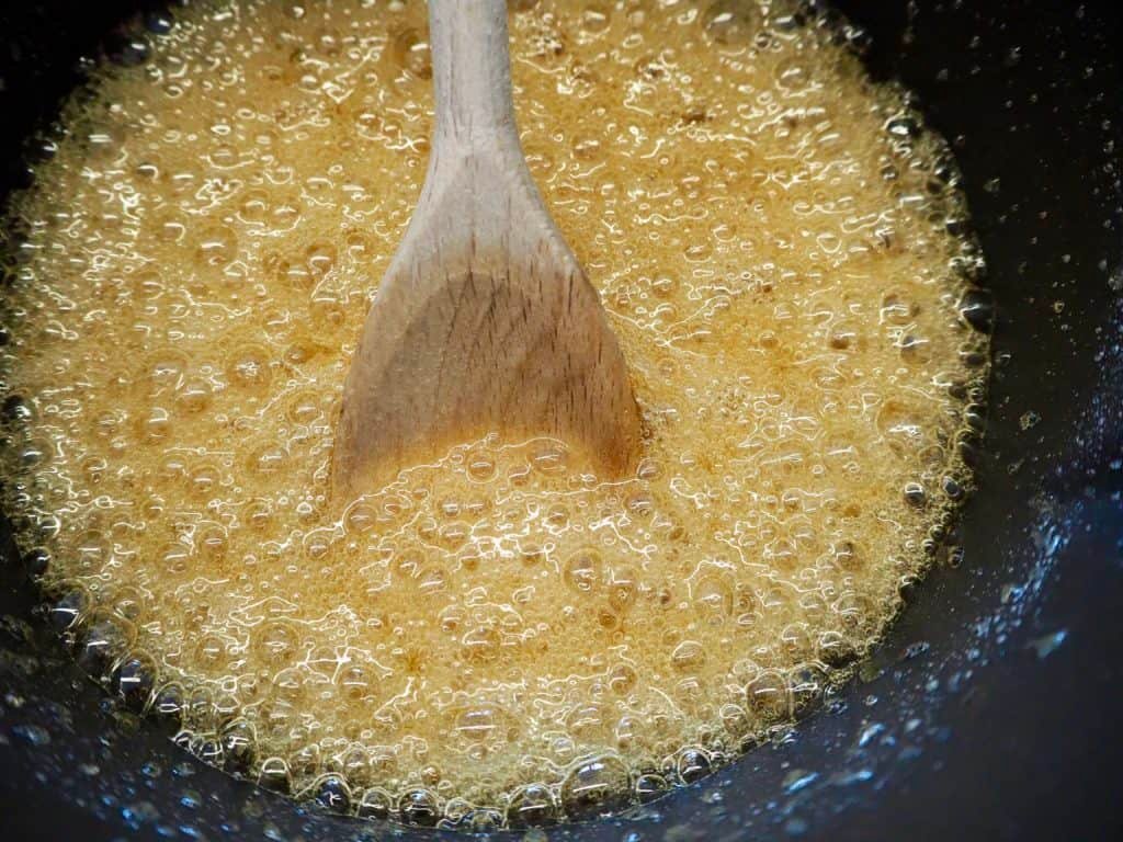 Honig, Zucker und Wasser aufkochen und karamellisieren lassen