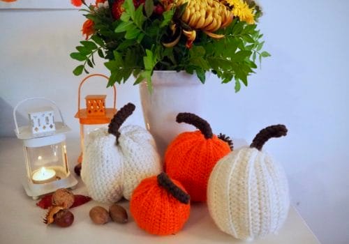 gehäkelte Kürbisse als Herbstdeko