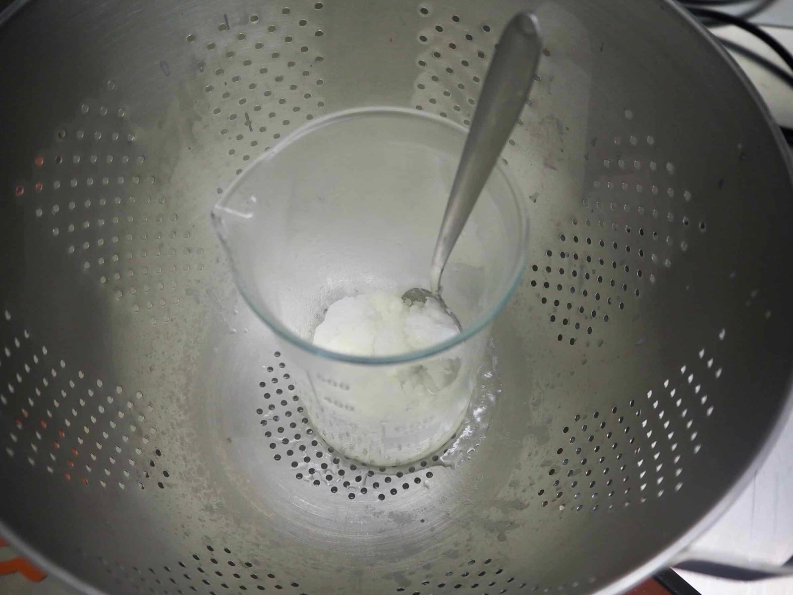 Öl und Wachs im Wasserbad schmelzen für Deoherstellung