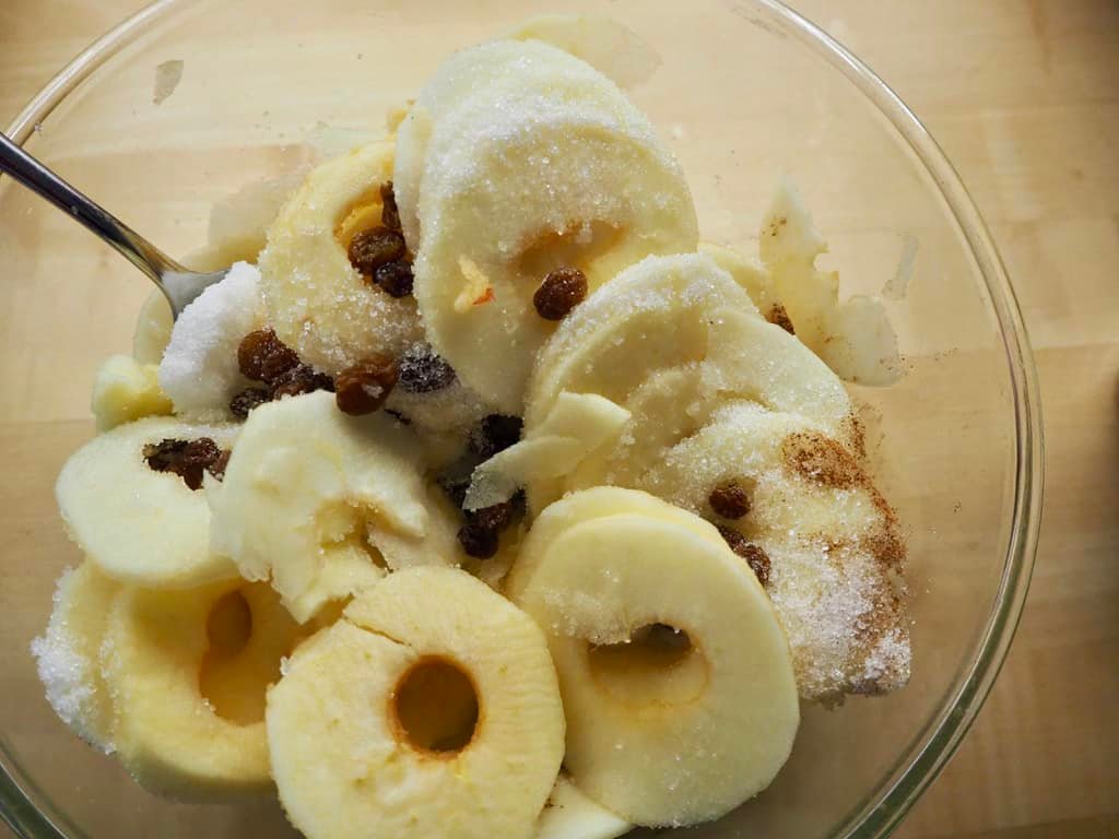 Äpfel mit Rosinen, Zimt und Zucker