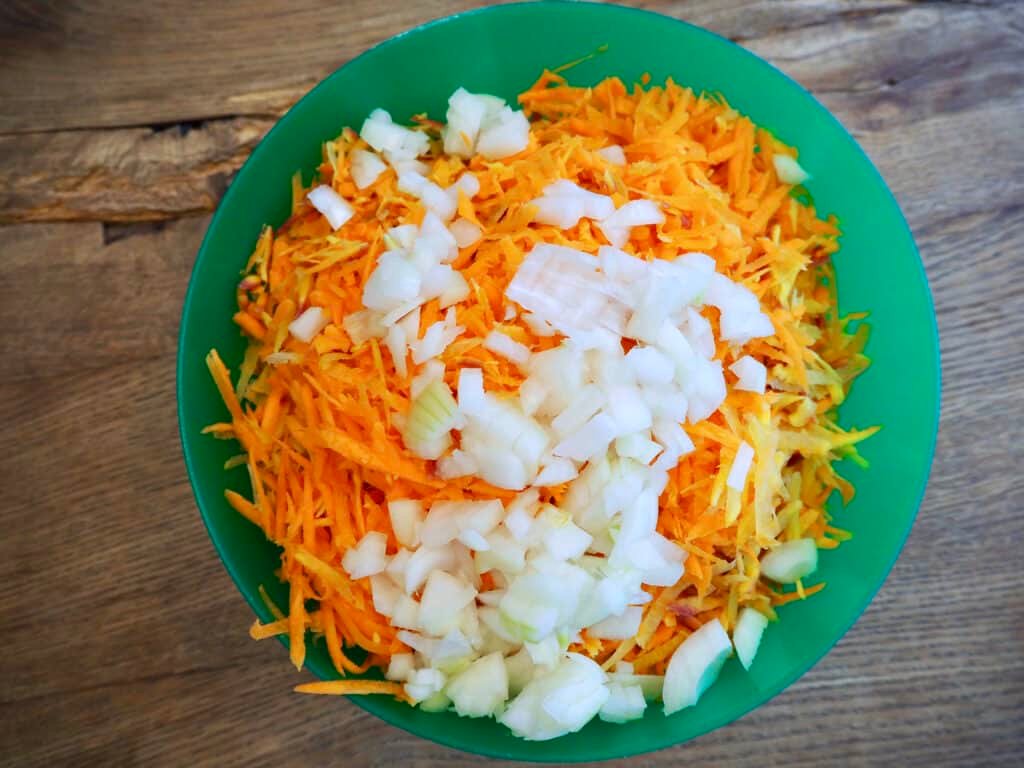 Karotten und Zwiebel klein schneiden