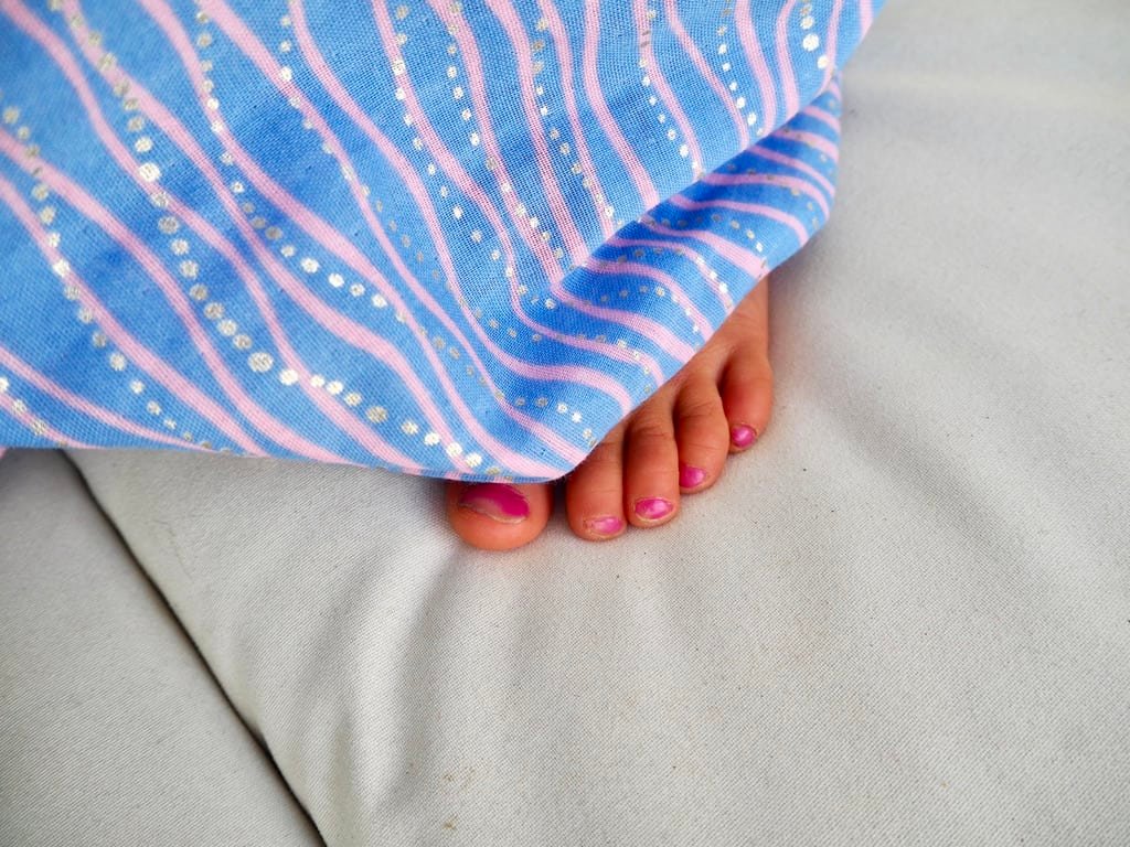 hellblauer Glitzerstoff für Kinderkleid