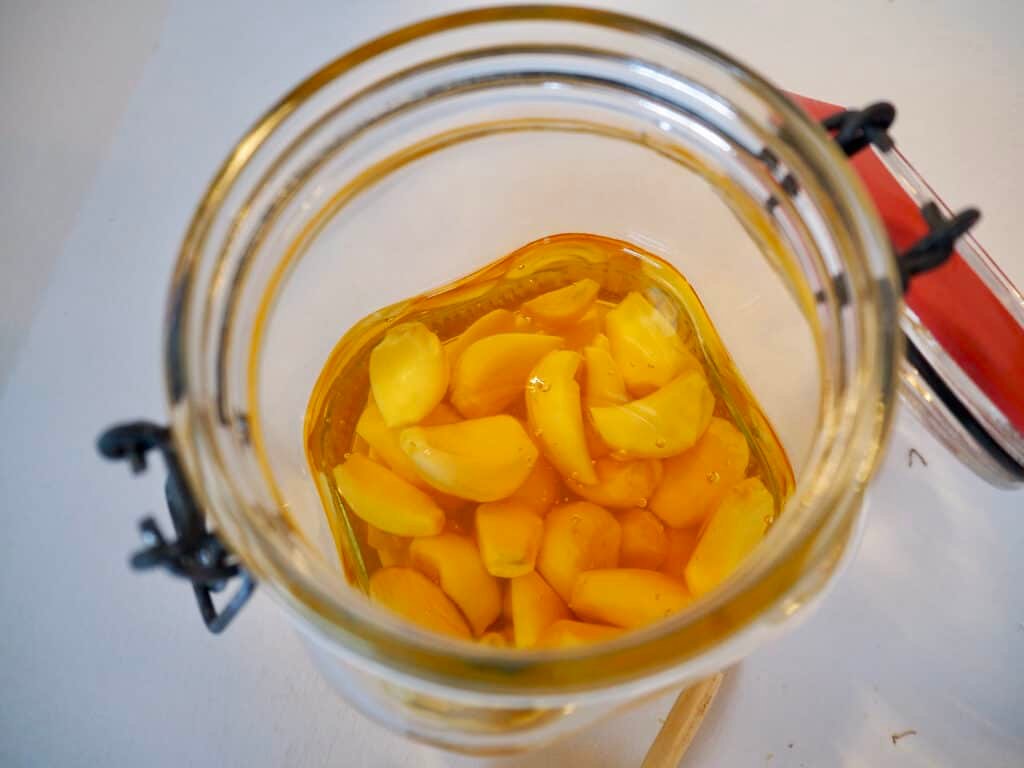 Knoblauchzehen mit Honig im Einmachglas