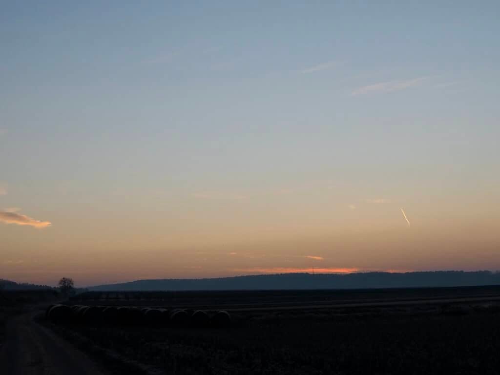 Morgenröte über Feld