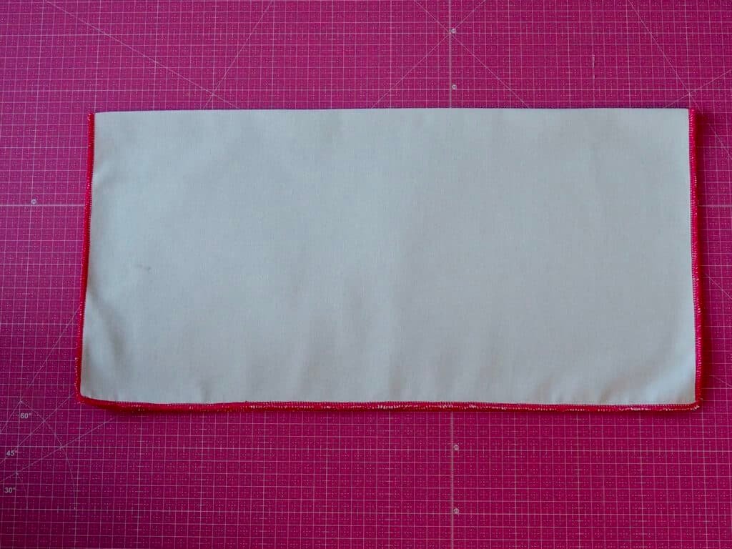 Serviette zur Mitte klappen
