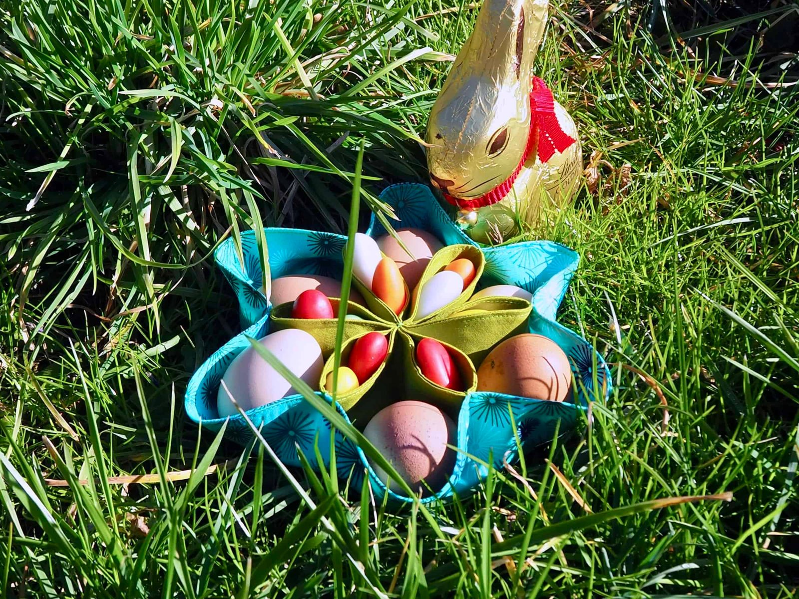 Osterkörbchen aus Stoffresten in der Wiese