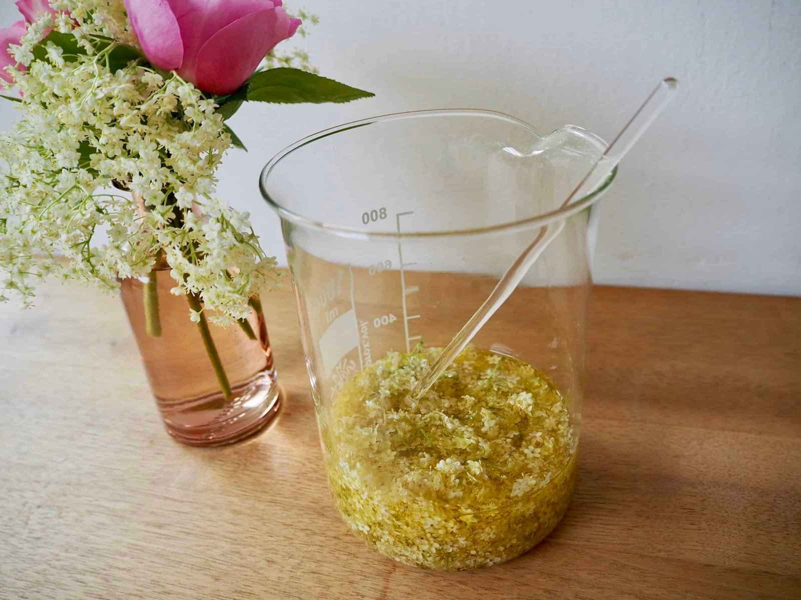 Holunderblüten mit Öl übergießen
