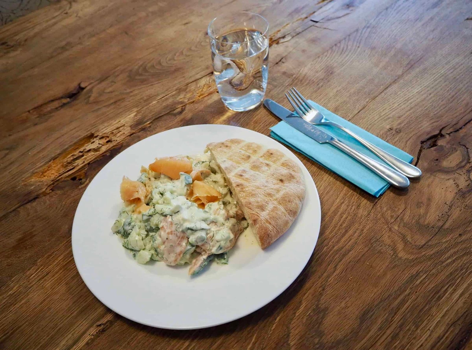 fertiger Gurkensalat mit Räucherfisch