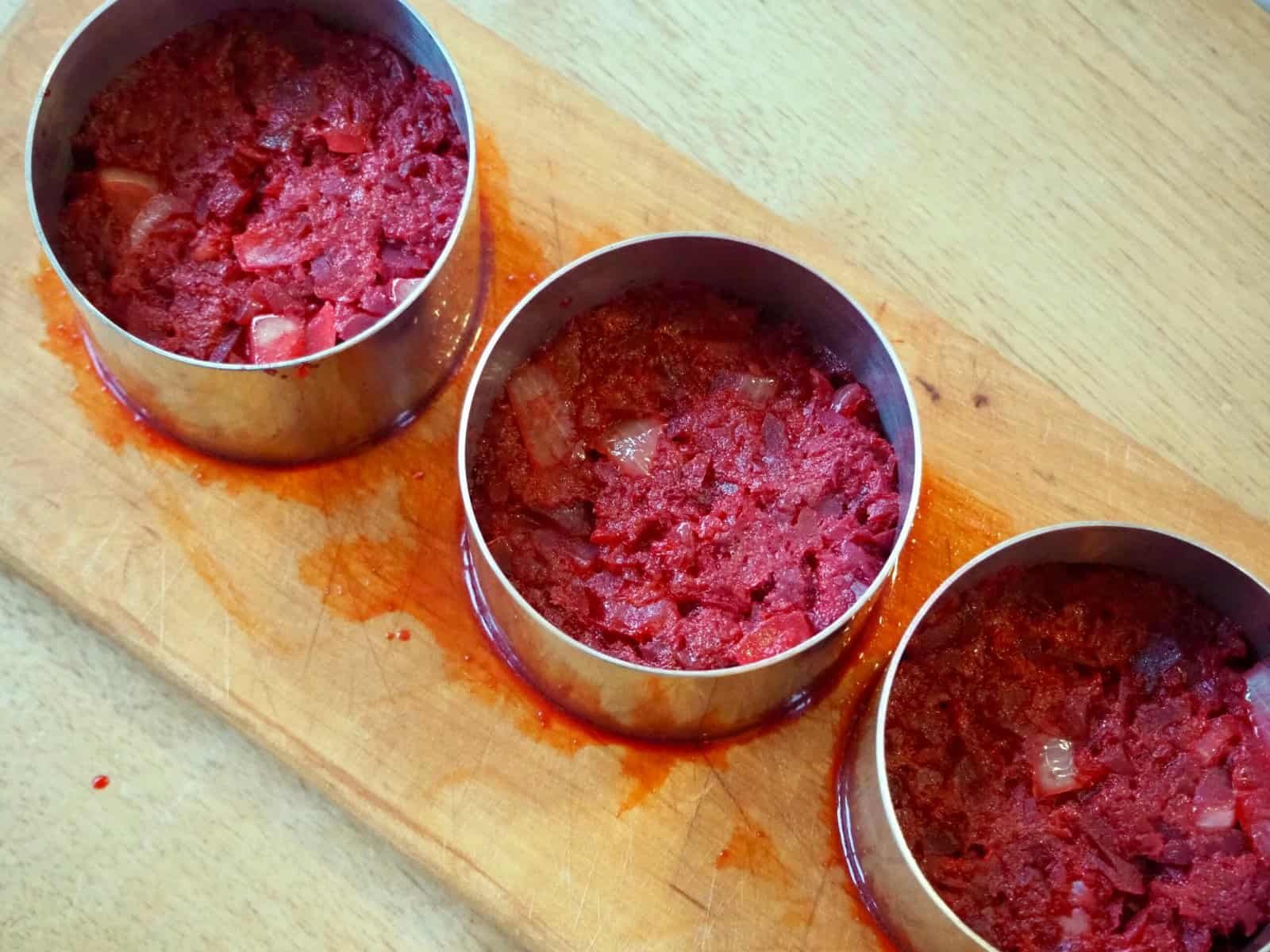 Rote-Rüben-Tartar in Speiseringen