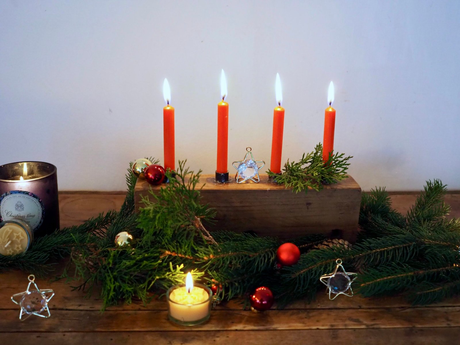 Schlichtes Adventsgesteck aus Holz: Einfache Anleitung
