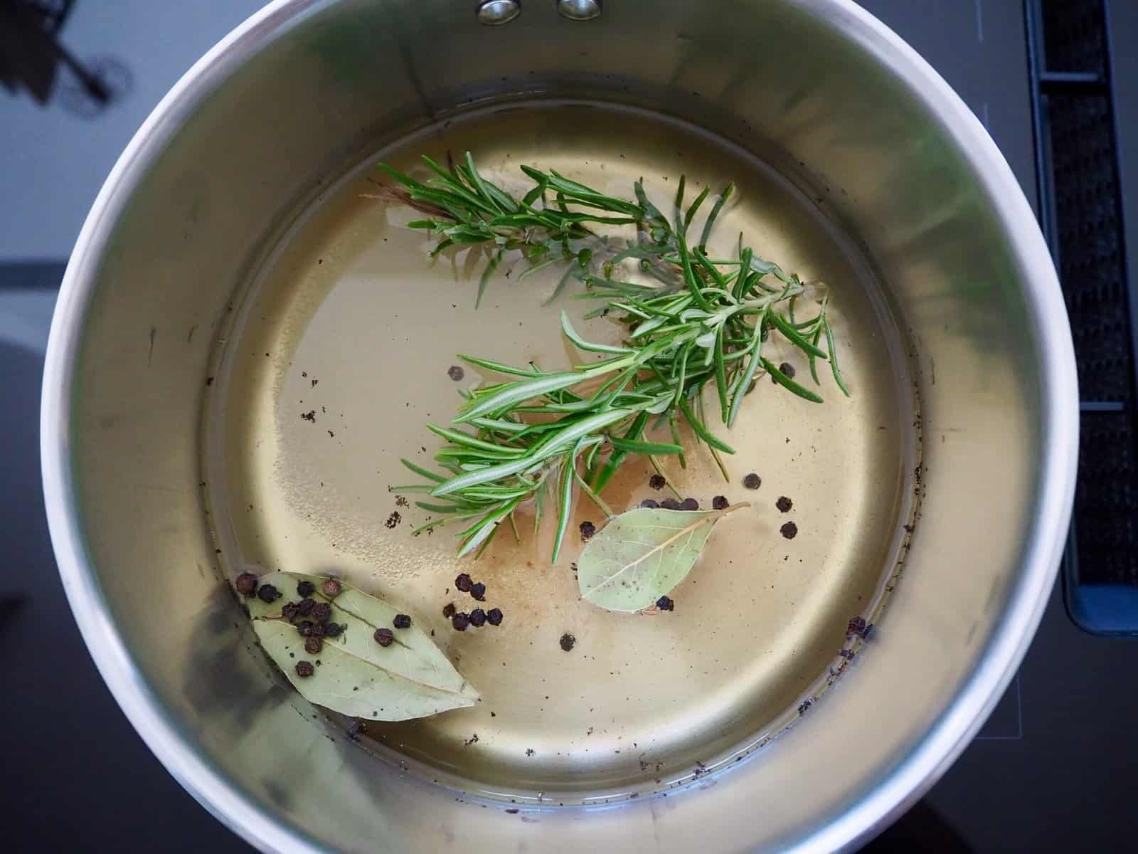Sud für Radieschen aufkochen