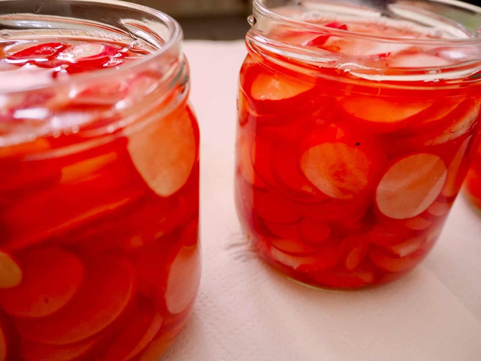 Radieschen mit Essigsud übergießen