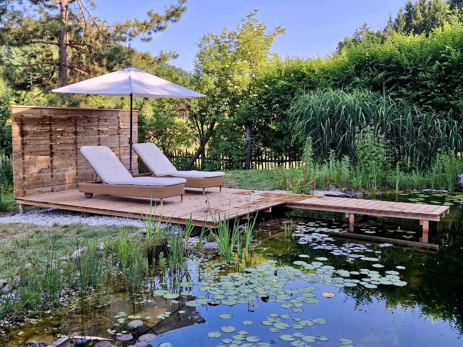 Badesteg am Schwimmteich bauen