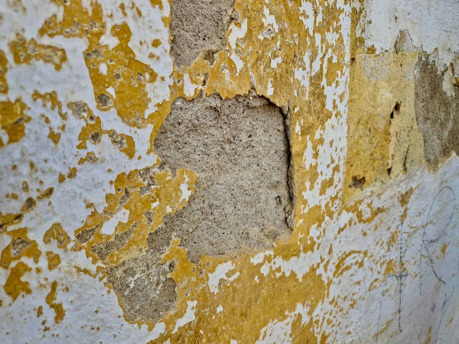 Putz von Fassade schlagen