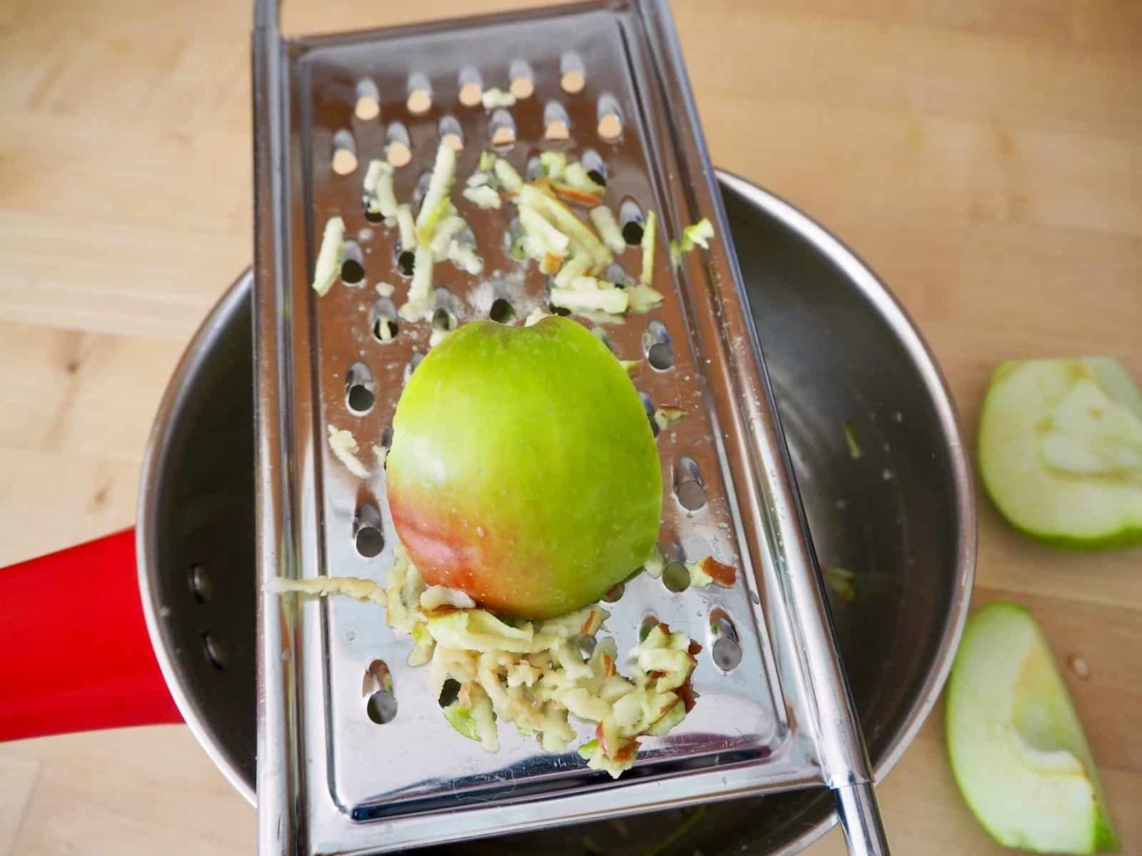 Apfel für Apfelöl raspeln