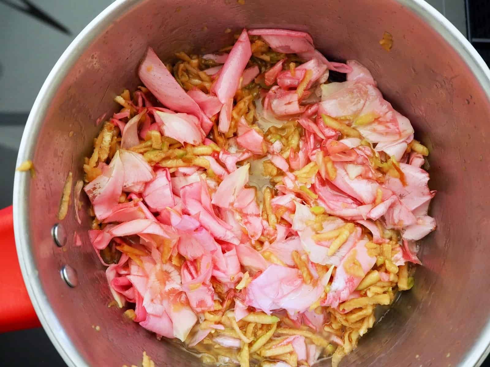 Apfelöl-Zutaten im Topf