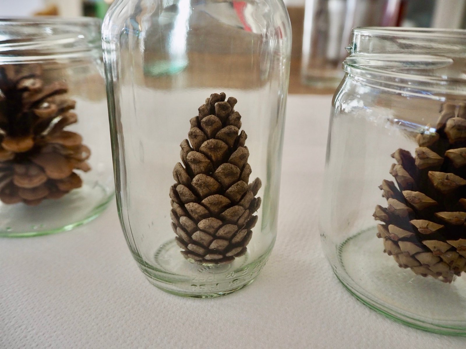 Tannenzapfen in Kerzenglas kleben