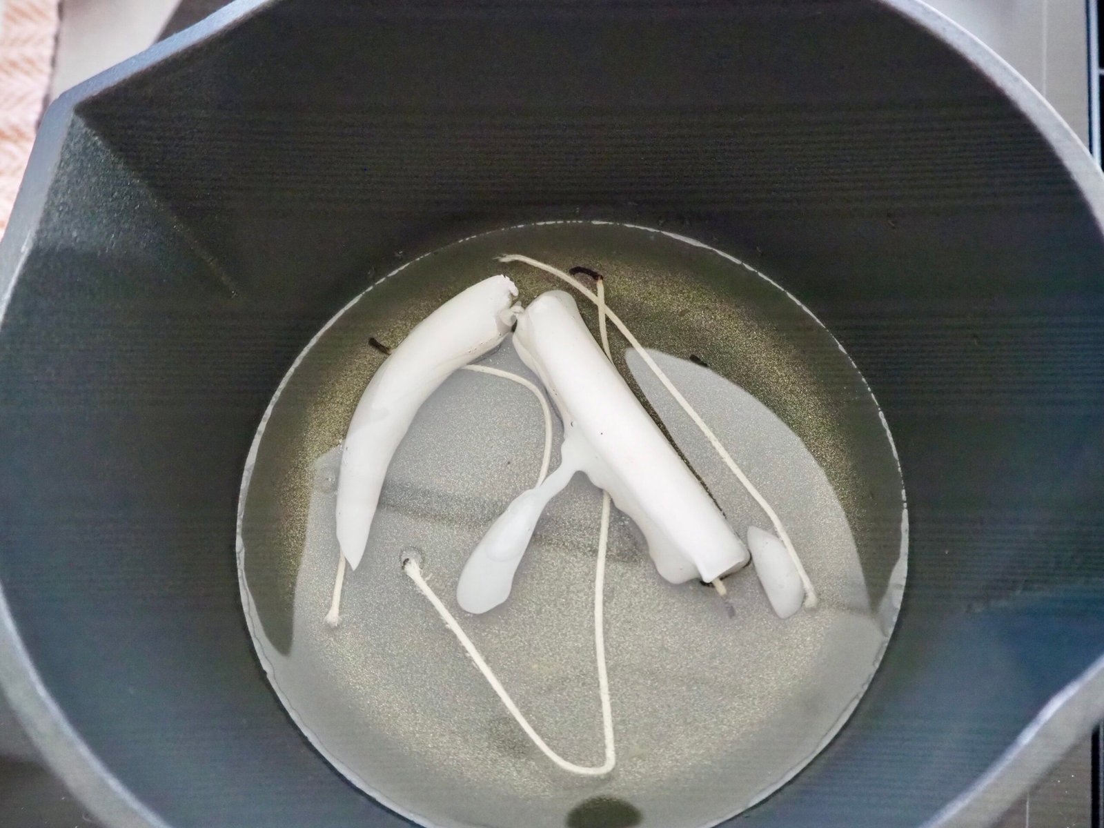 Kerzenreste im Topf schmelzen