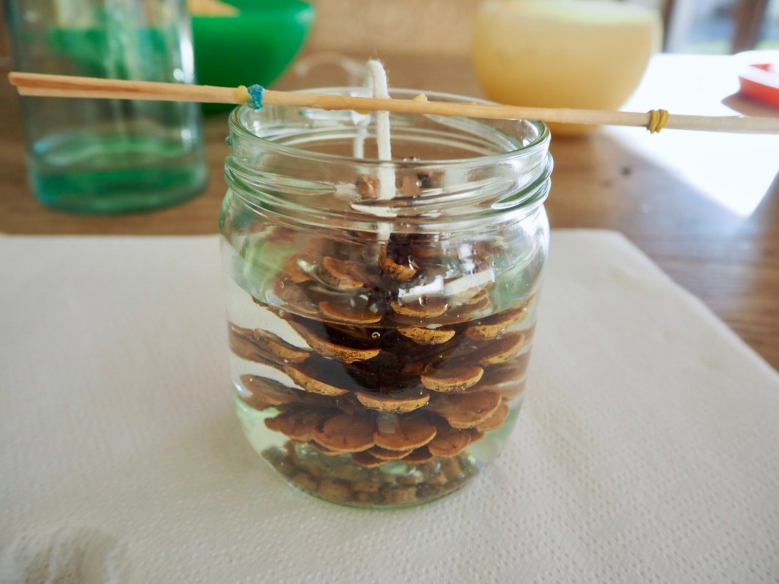 Kerzenglas im Wasser füllen