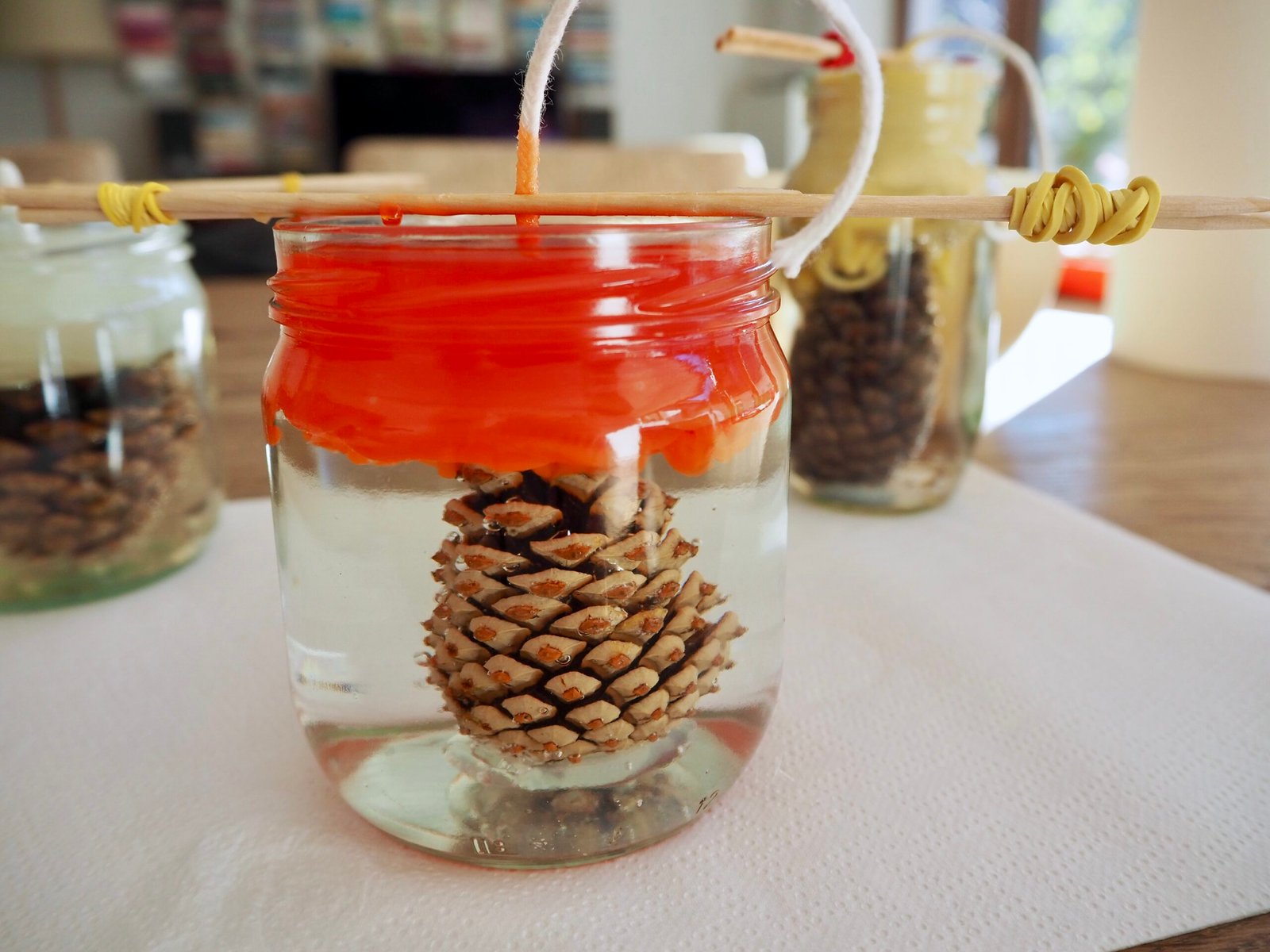 Kerzenwachs in Glas gießen