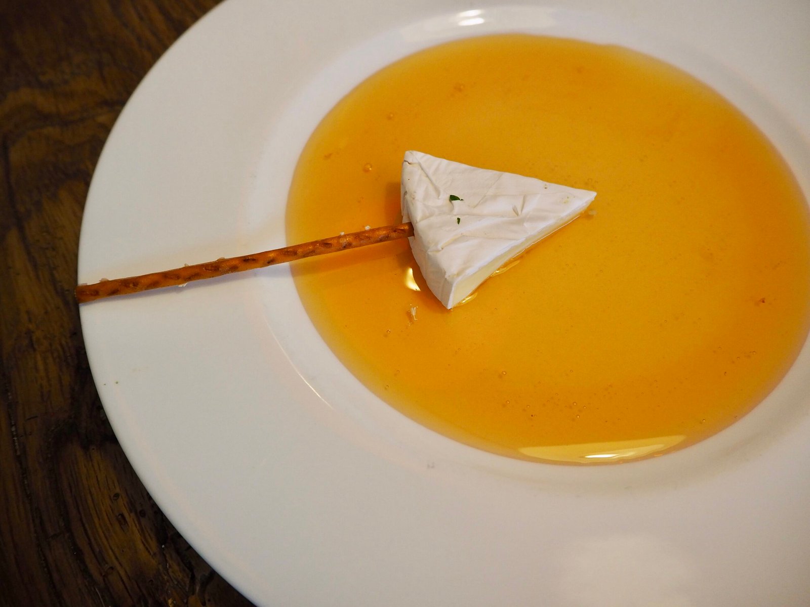 Käsehäppchen in Honig tauchen