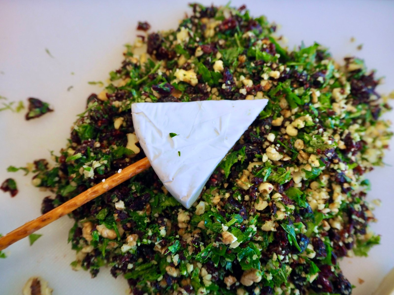 Käsebäumchen in Nuss-Kräutermischung