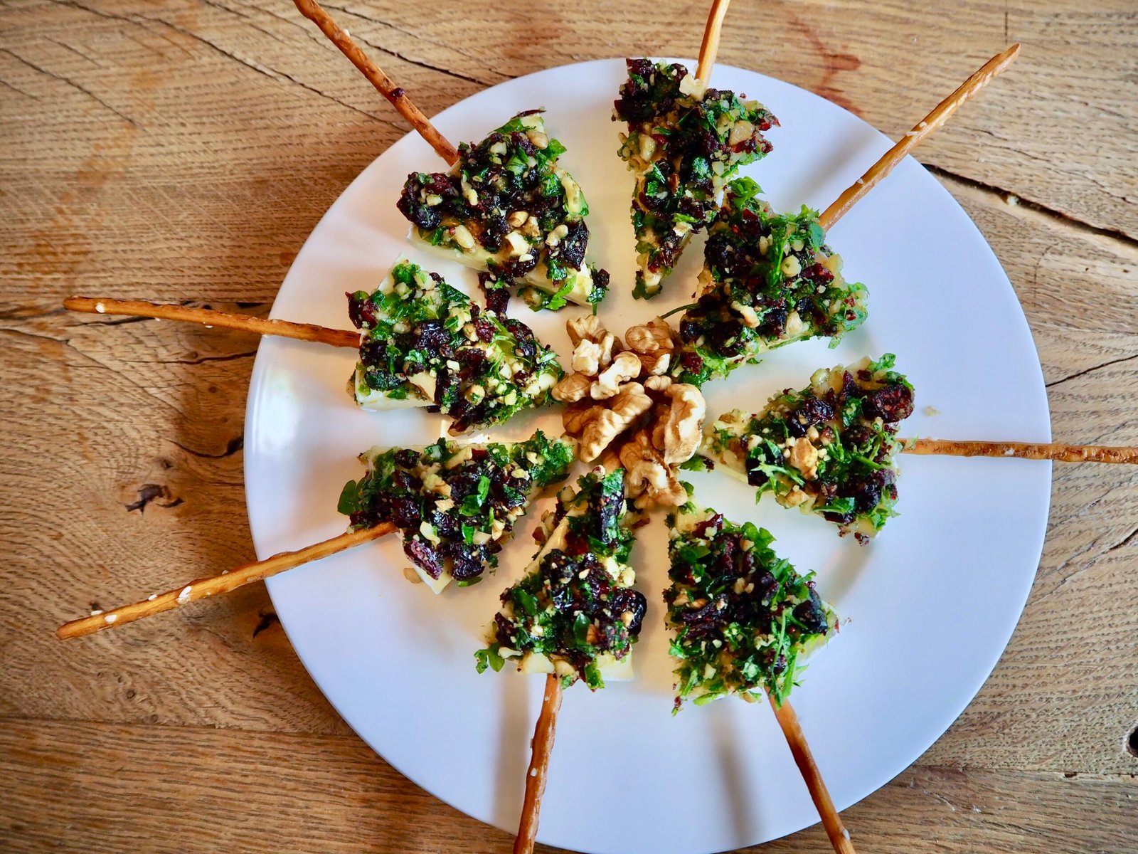 fertige weihnachtliche Käsehäppchen