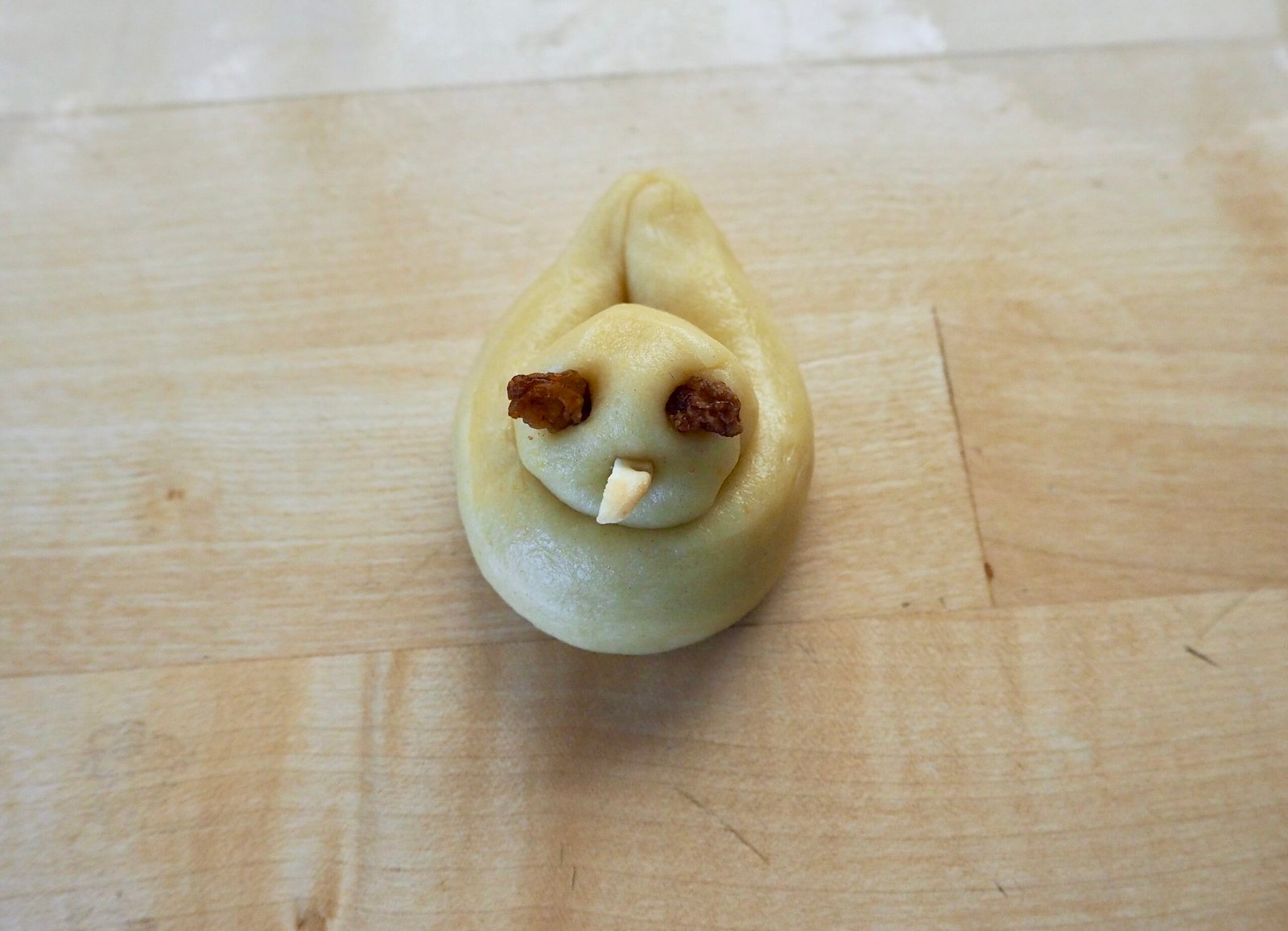 Germteig-Küken dekorieren