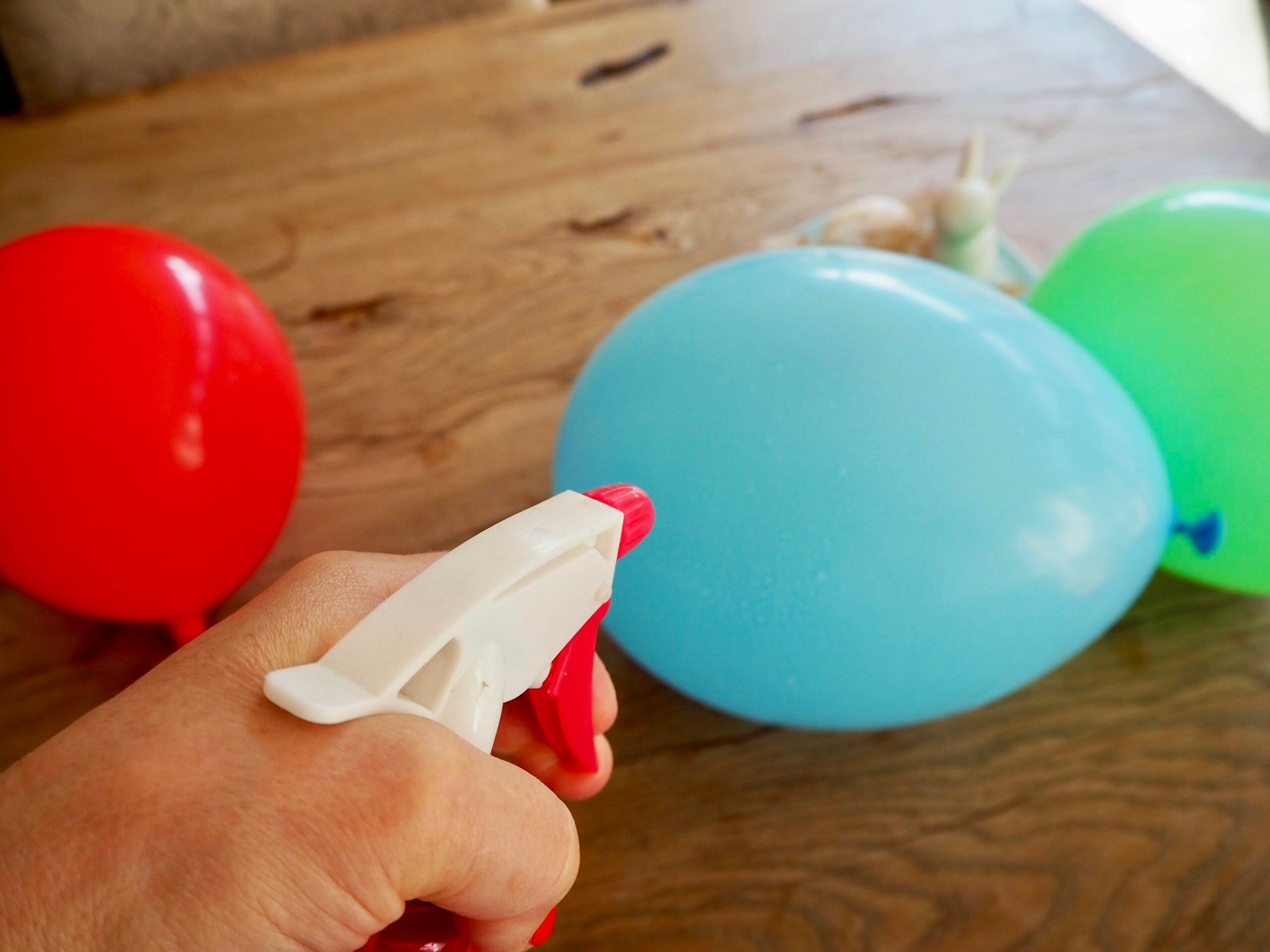 Luftballon mit Wasser einsprühen