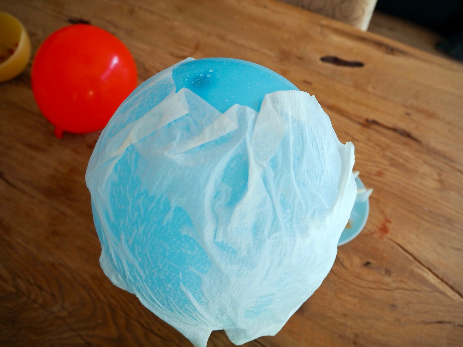 Küchenrolle um Luftballon legen