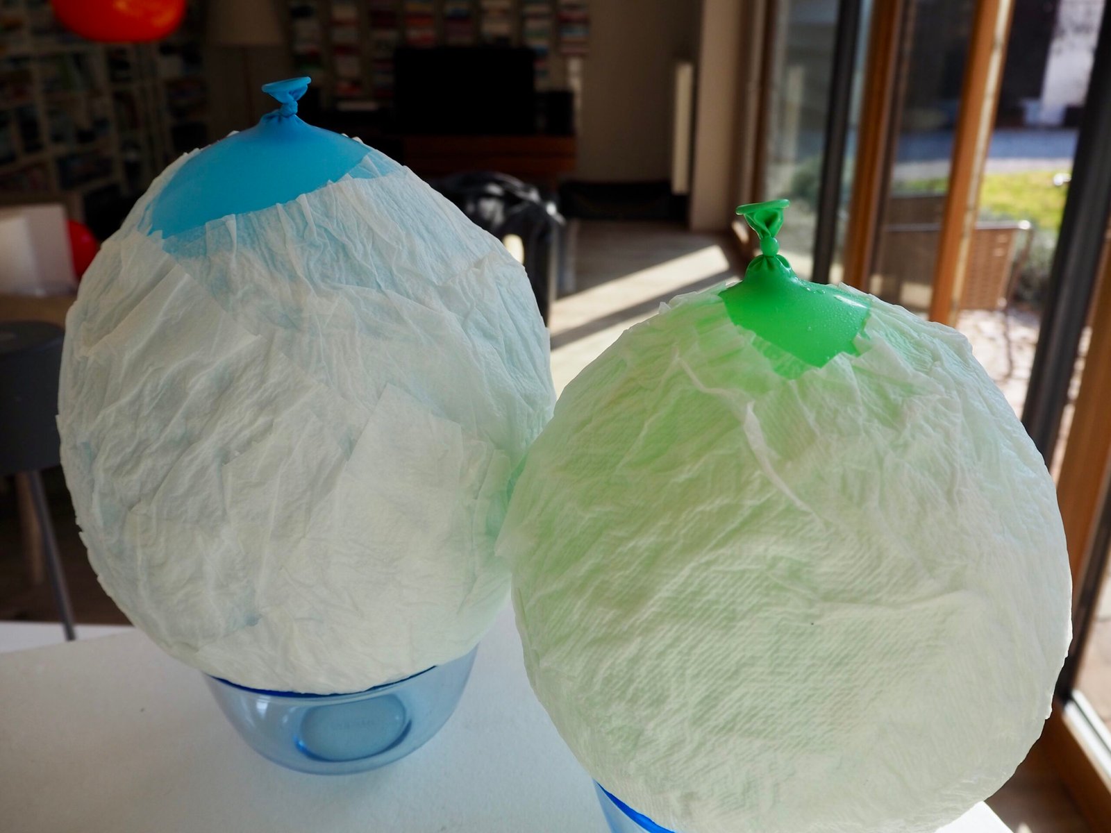 Luftballons mit Papier trocknen