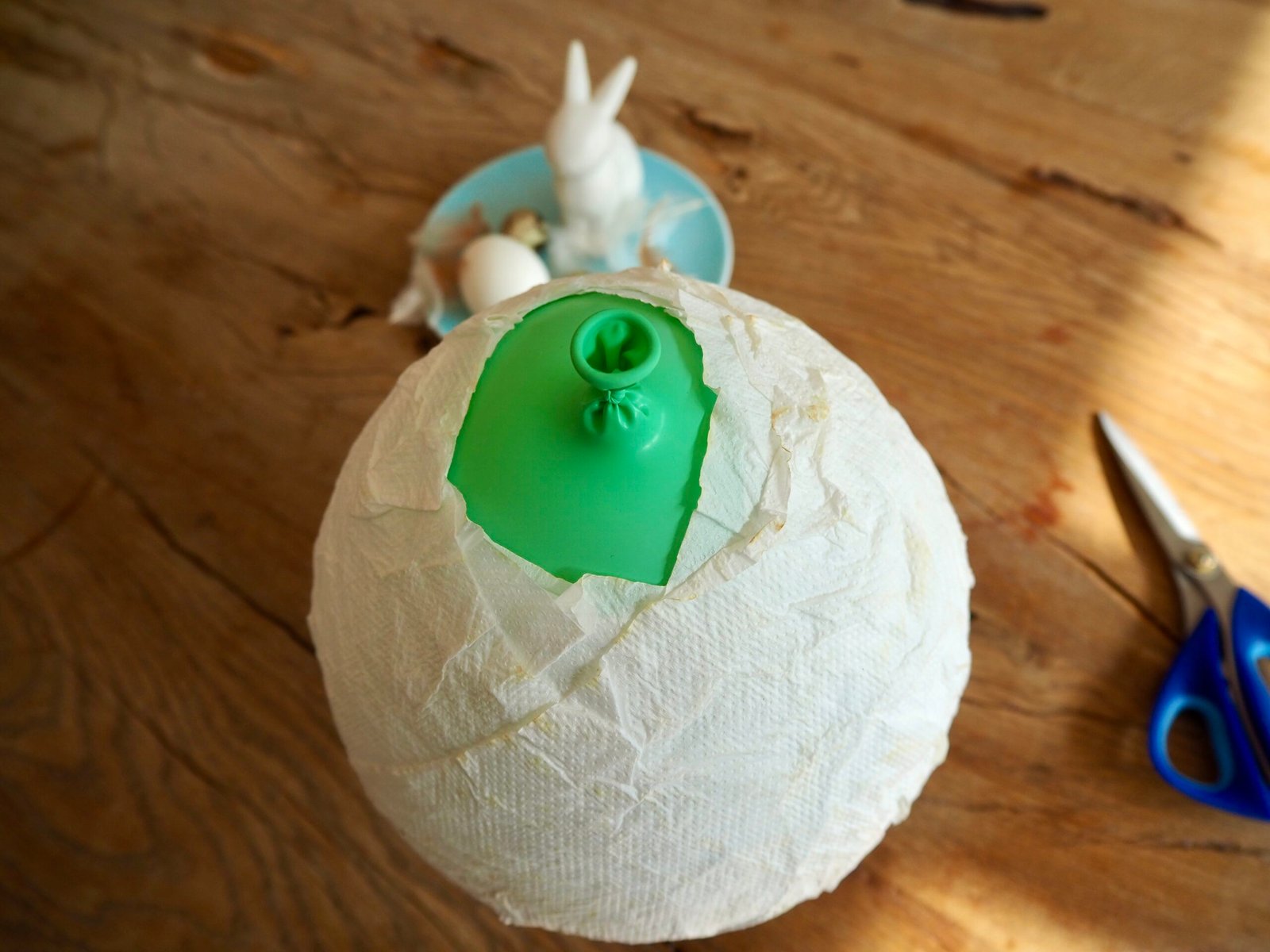 getrocknetes Osternest mit Luftballon