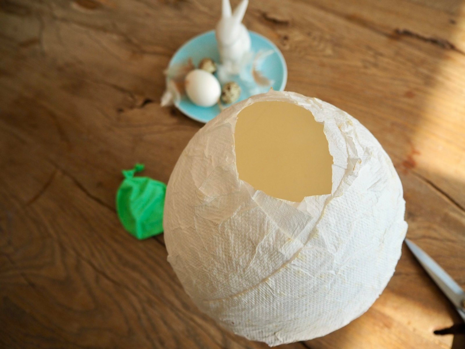 Luftballon aus Nest schneiden